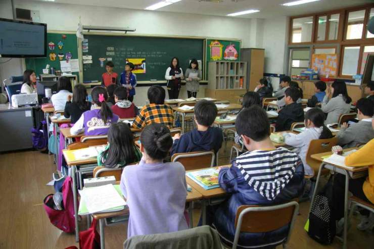 Ragazzi a scuola 