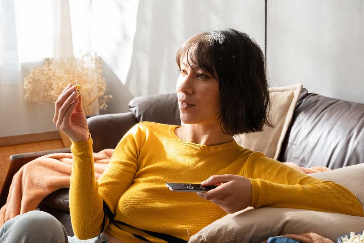 Persona che guarda la tv