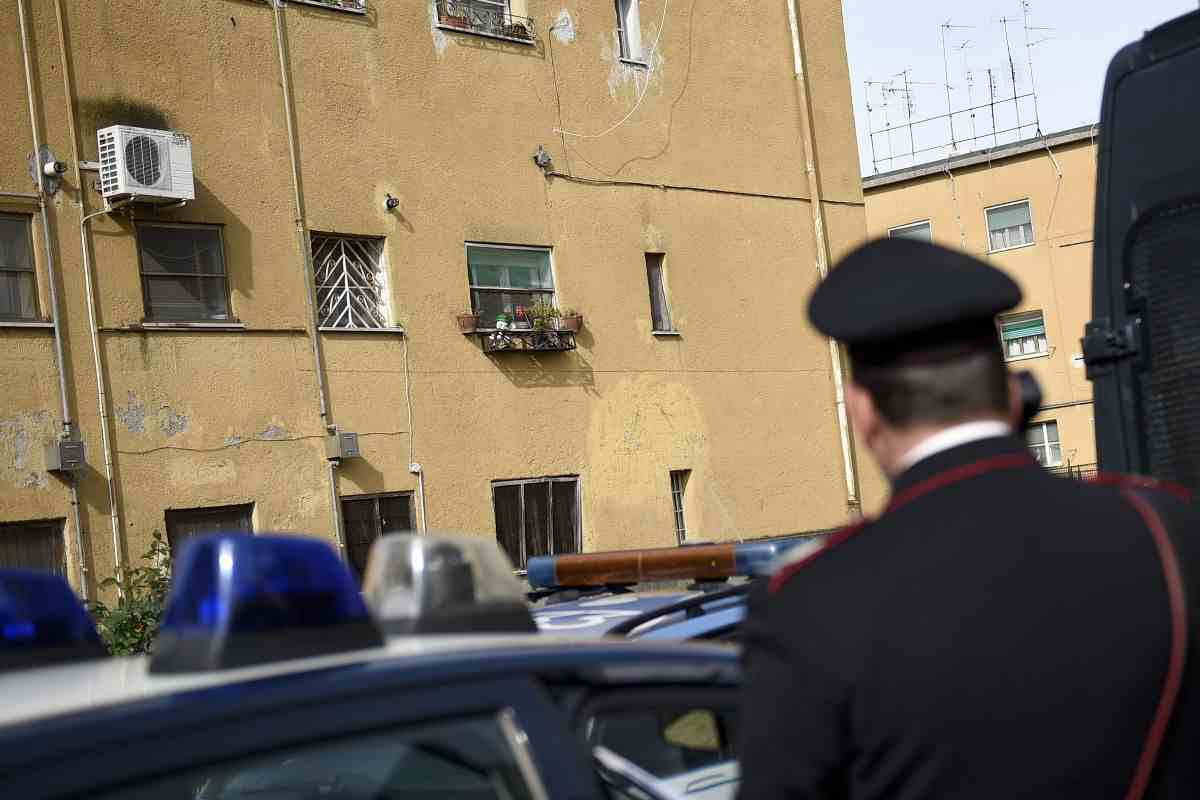 carabiniere a telefono