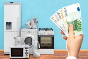 elettrodomestici e mano con banconote euro
