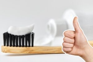 Spazzolino con dentifricio sopra