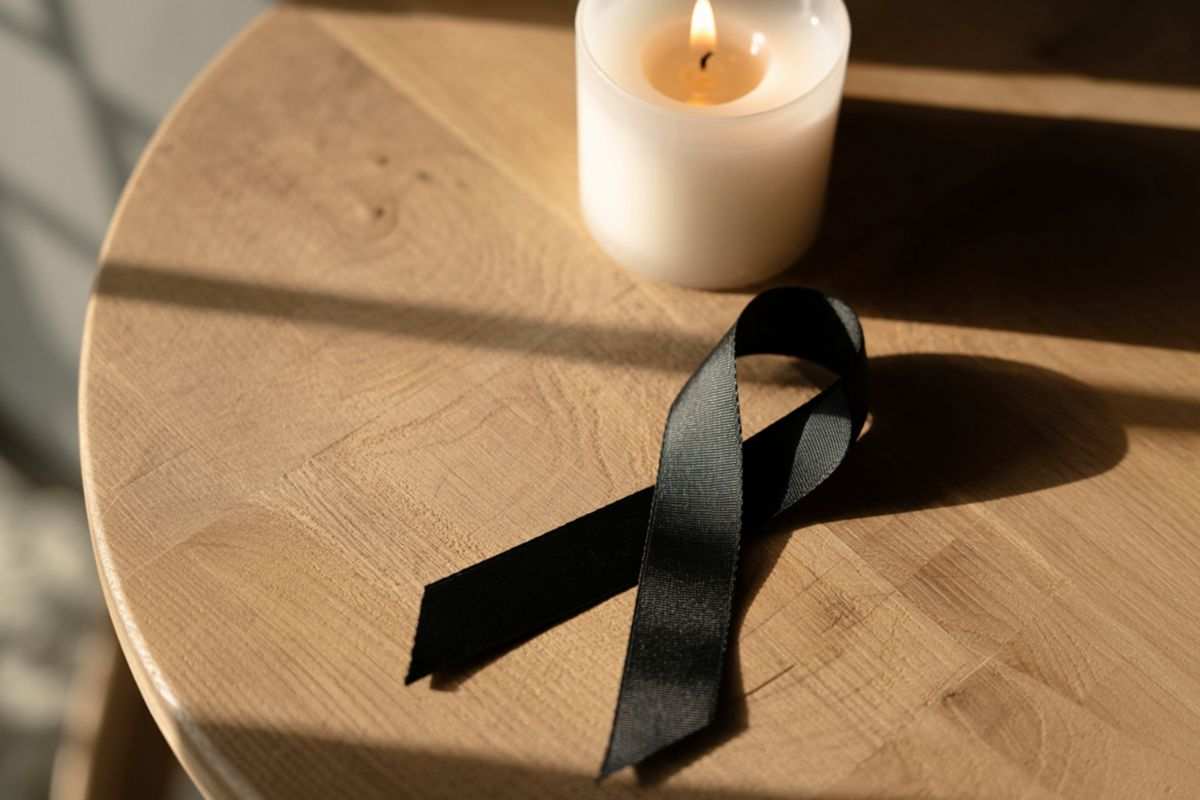 candela e fiocco nero del lutto