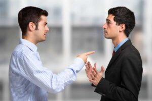Uomo dito accusatore sull'altro lo rimprovera