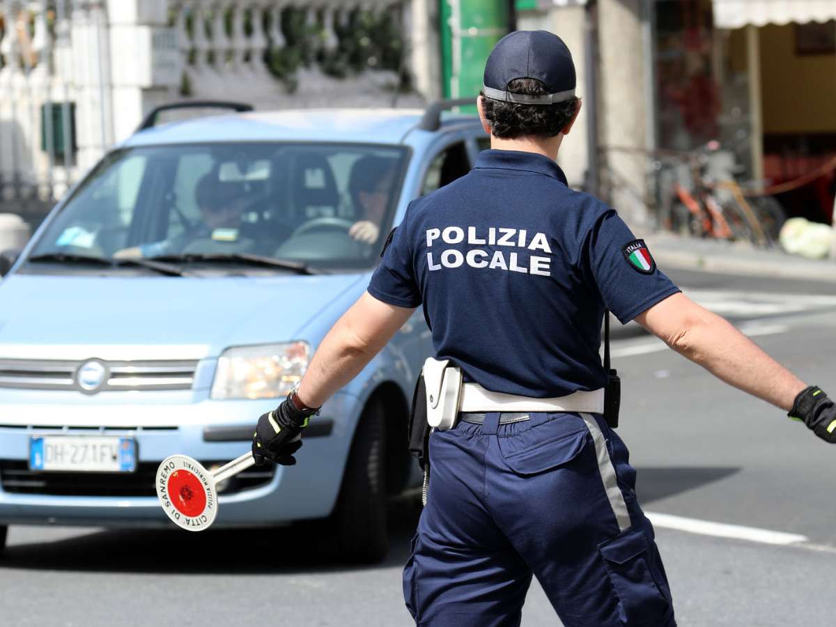 Il bambino corre nel traffico, l’agente fa l’eroe ed evita il peggio: momenti di panico in Italia